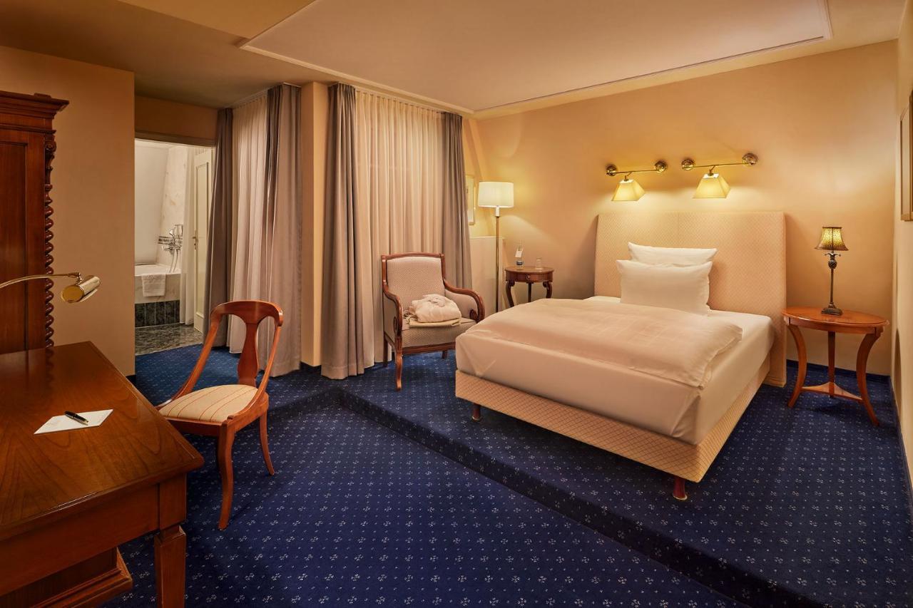 Hotel-Restaurant Erbprinz Ettlingen Eksteriør bilde A room at the Hotel de France