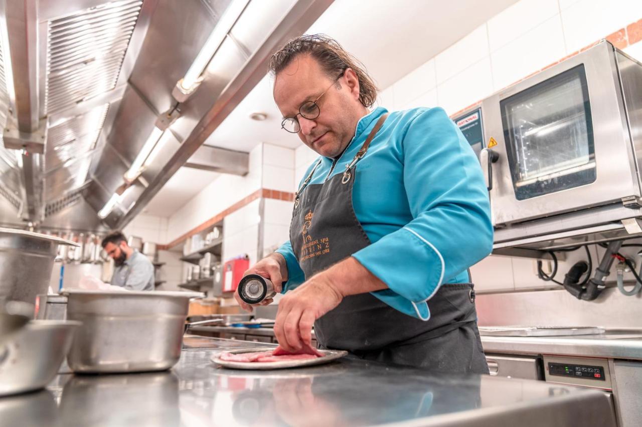 Hotel-Restaurant Erbprinz Ettlingen Eksteriør bilde Chef preparing a dish