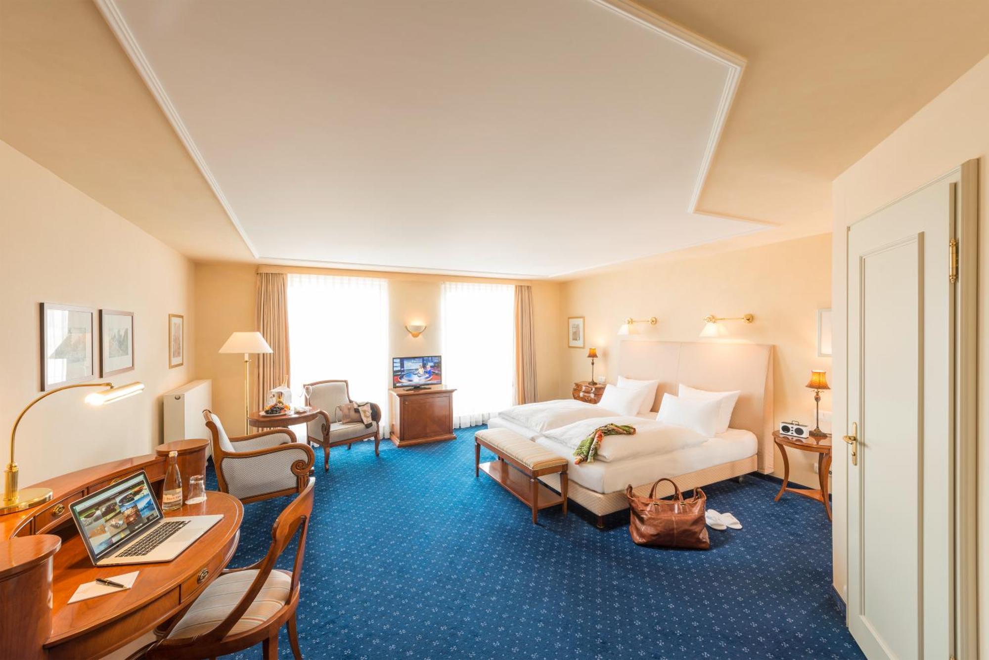 Hotel-Restaurant Erbprinz Ettlingen Eksteriør bilde A typical room at the Hotel Atlantic