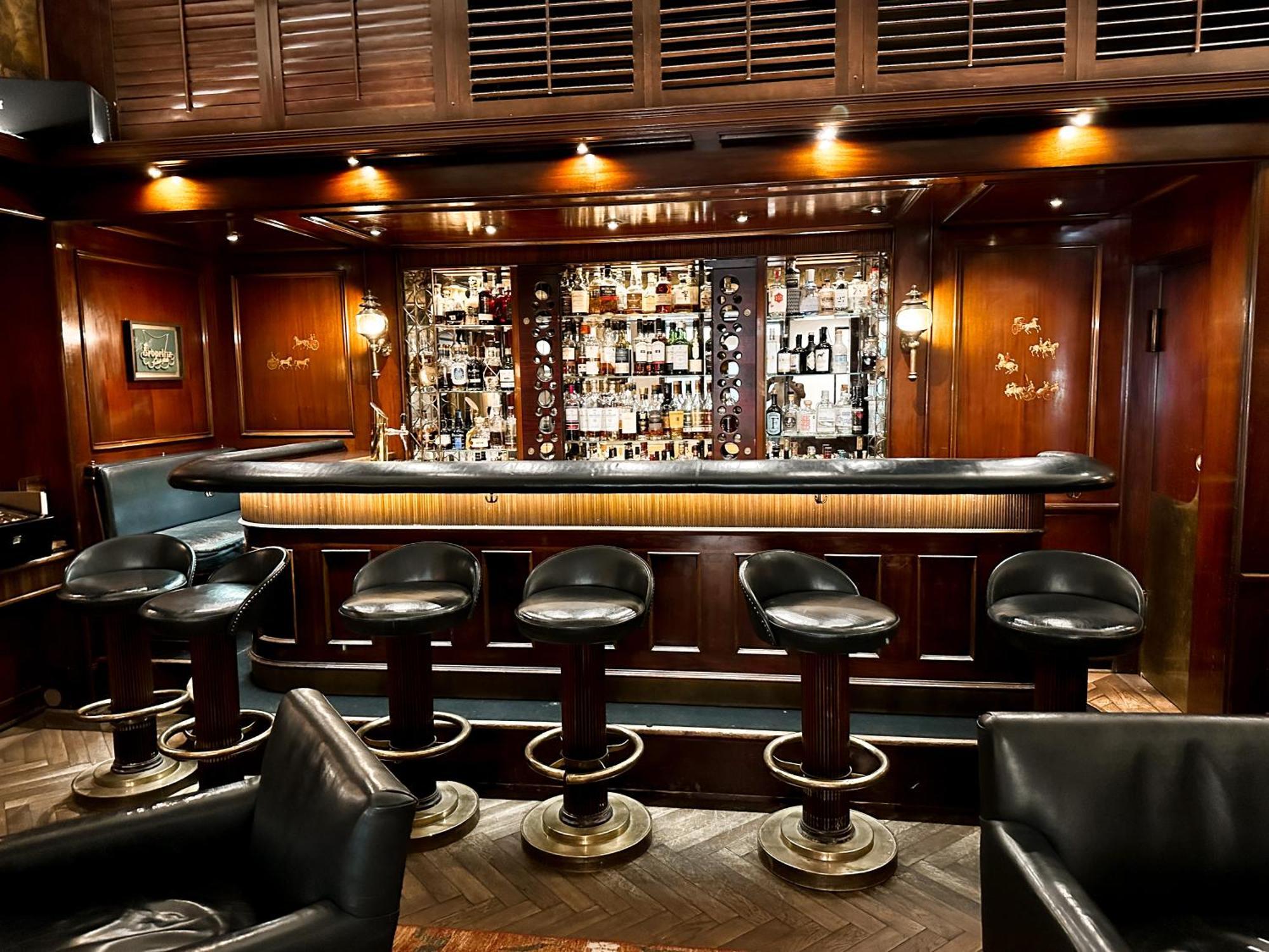 Hotel-Restaurant Erbprinz Ettlingen Eksteriør bilde The bar at the Polo Club