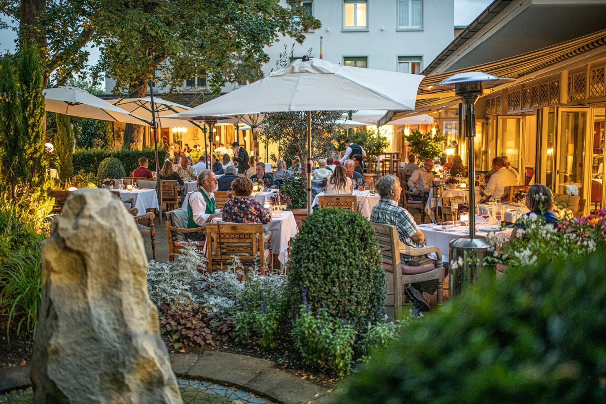Hotel-Restaurant Erbprinz Ettlingen Eksteriør bilde The restaurant's garden