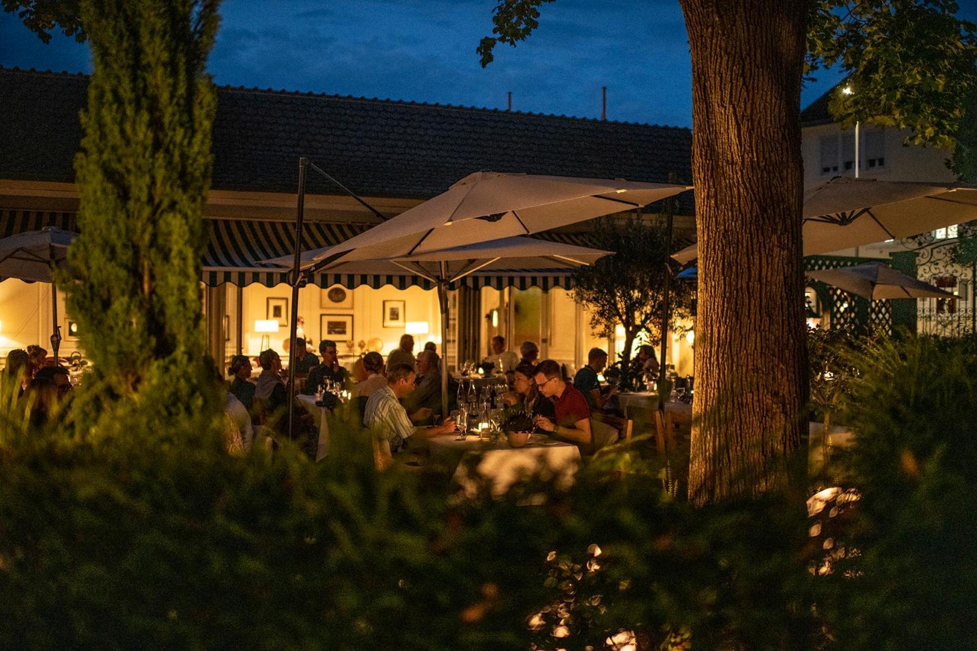 Hotel-Restaurant Erbprinz Ettlingen Eksteriør bilde The restaurant at night